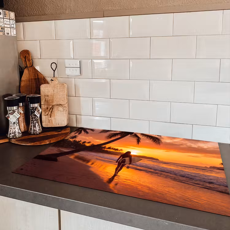 Vrouw - Surfplank - Strand - Zonsondergang - Oranje Inductie beschermer vinyl 3mm klein -sfeer3