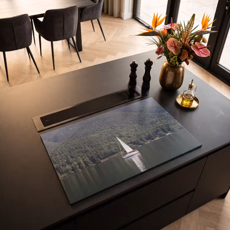 Zeilboot - Water - Bergen - Natuur - Groen Inductie beschermer vinyl 3mm klein -sfeer5