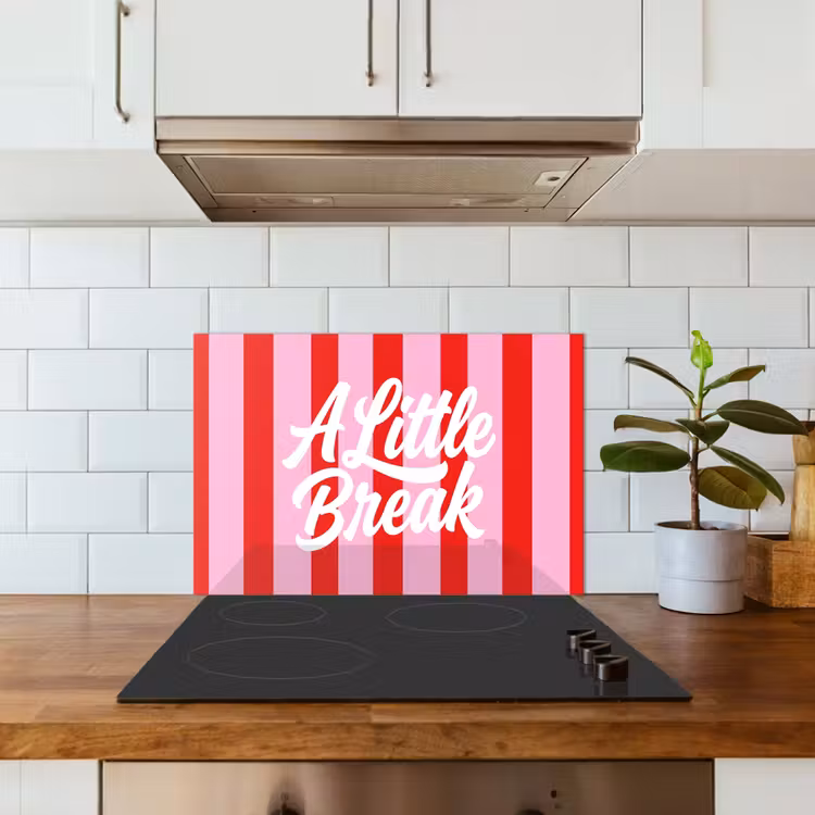 A Little Break - Strepen - Rood - Roze keuken achterwand spatscherm klein -sfeer2