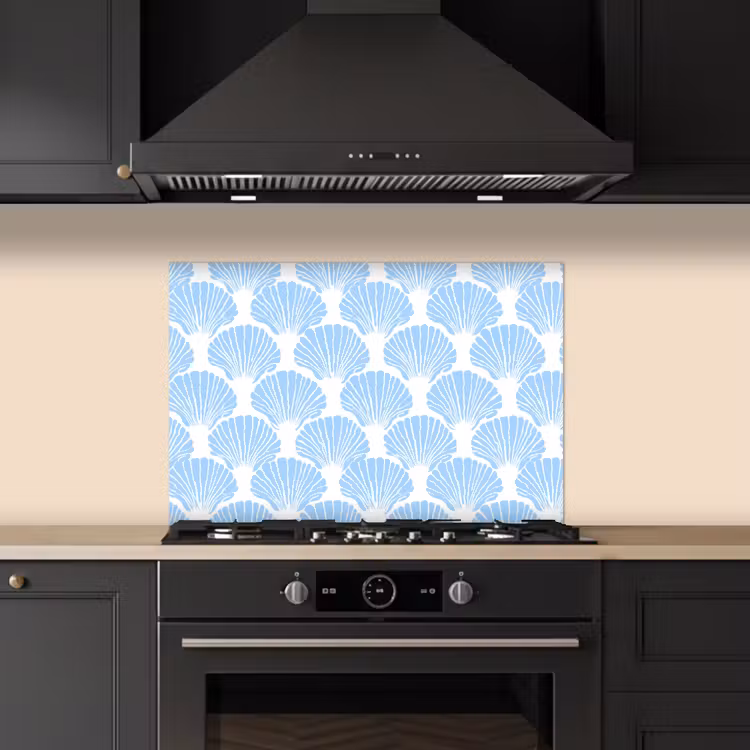 Blauw - Wit - Schelpen - Grafisch - Structuur keuken achterwand spatscherm klein 900 -sfeer1