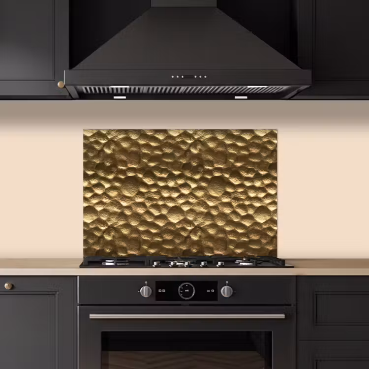 Gehamerd - Reliëf - Textuur - Bronsgoud keuken achterwand spatscherm klein 900 -sfeer1