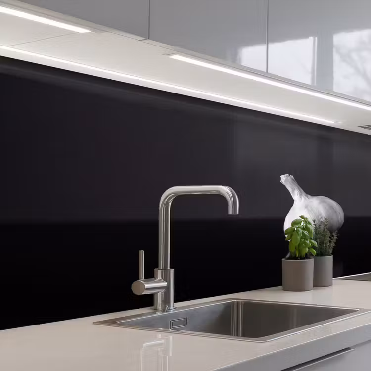 Knoflook - Zwart - Wit keuken achterwand 2 middel -3d_schuin