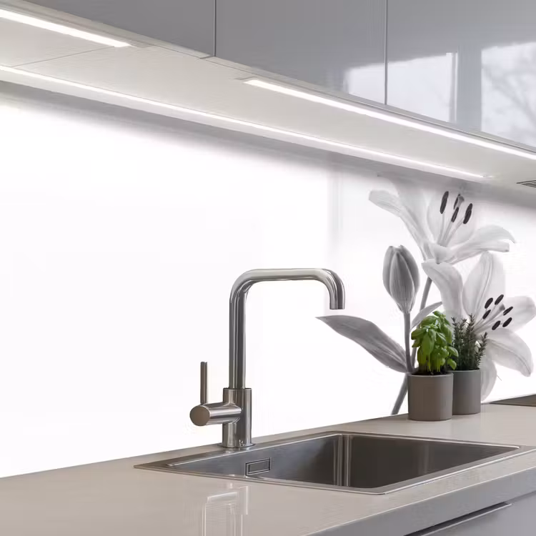 Lelies - Elegant - Zwart - Wit keuken achterwand 2 middel -3d_schuin