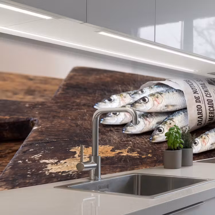 Keuken achterwand - Sardientje - krant - snijplank - Sardientje - krant - snijplank keuken achterwand 2 middel