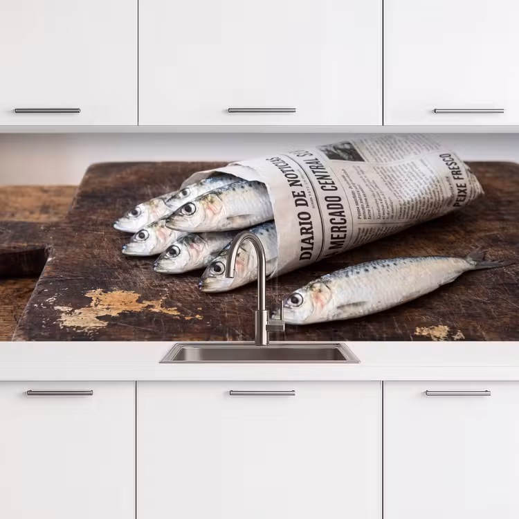 Keuken achterwand - Sardientje - krant - snijplank - Sardientje - krant - snijplank keuken achterwand 2 middel