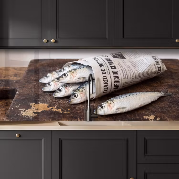 Keuken achterwand - Sardientje - krant - snijplank - Sardientje - krant - snijplank keuken achterwand 2 middel
