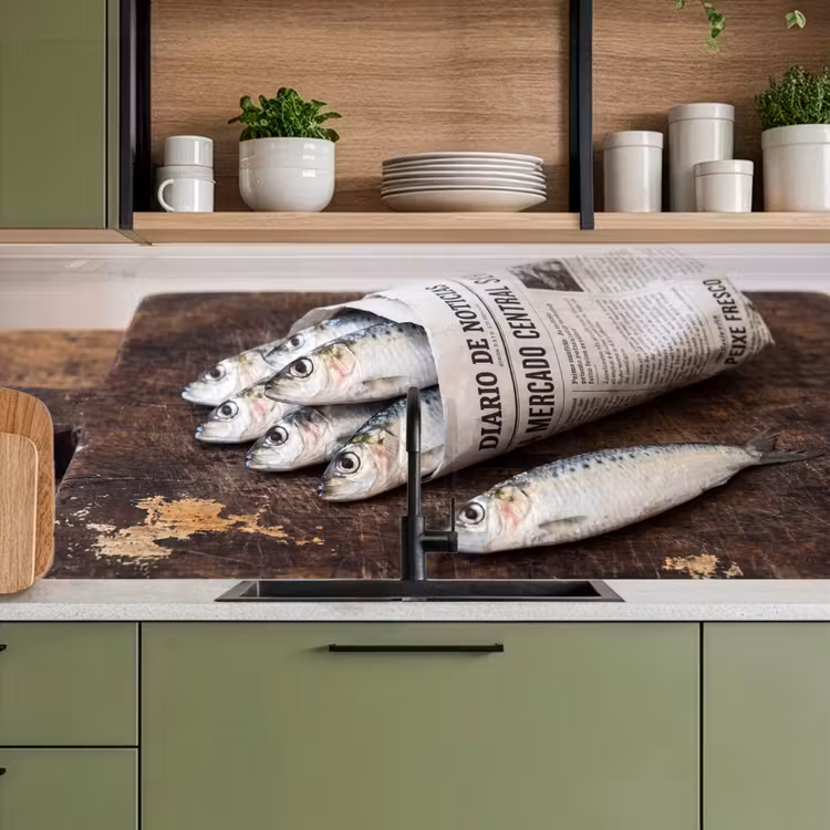 Keuken achterwand - Sardientje - krant - snijplank - Sardientje - krant - snijplank keuken achterwand 2 middel