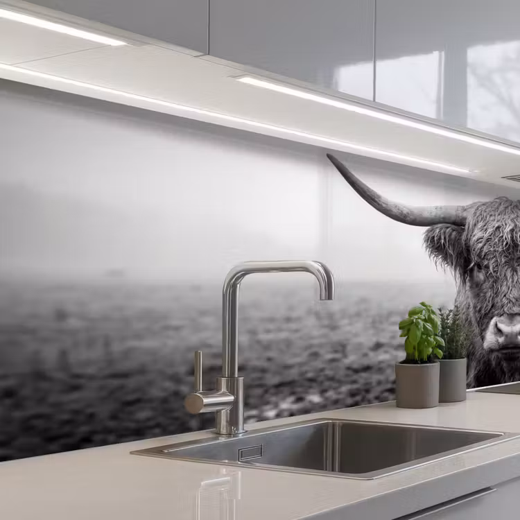 Schotse hooglander - Zwart - Wit - Gras keuken achterwand 2 middel -3d_schuin