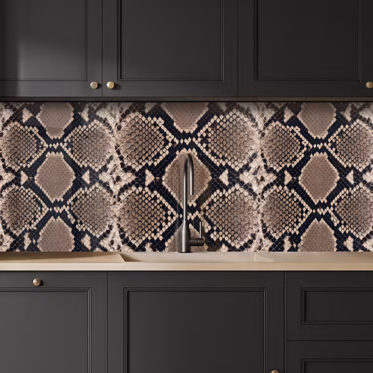 Slangenprint - Python - Bruin keuken achterwand 2 middel -sfeer1