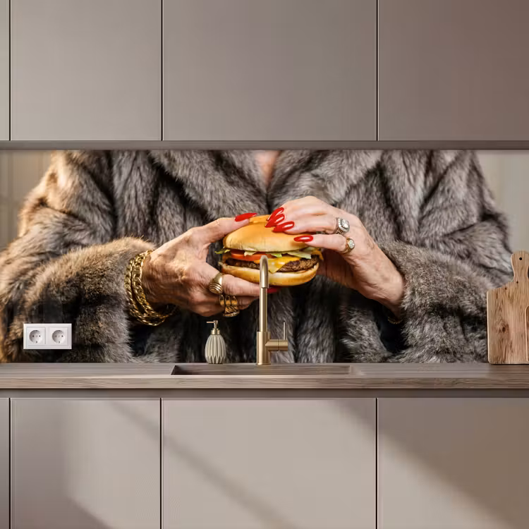 Vrouw - Hamburger - Bontjas keuken achterwand 2 middel zz_3dshopping
