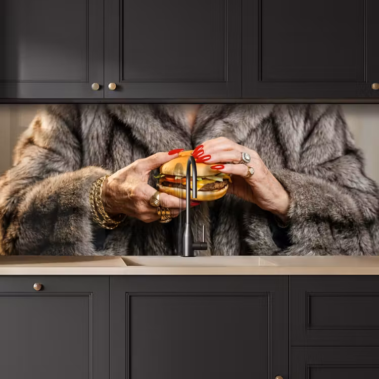 Vrouw - Hamburger - Bontjas keuken achterwand 2 middel -sfeer1