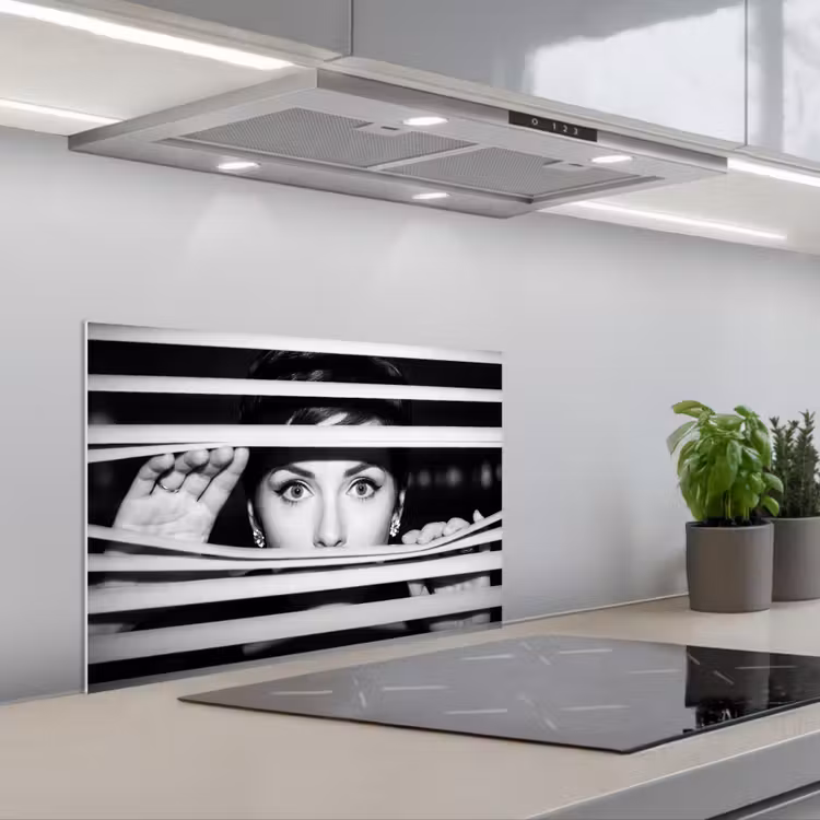 Vrouw - Jaloezieën - Portret - Zwart-wit keuken achterwand spatscherm klein -3d_schuin