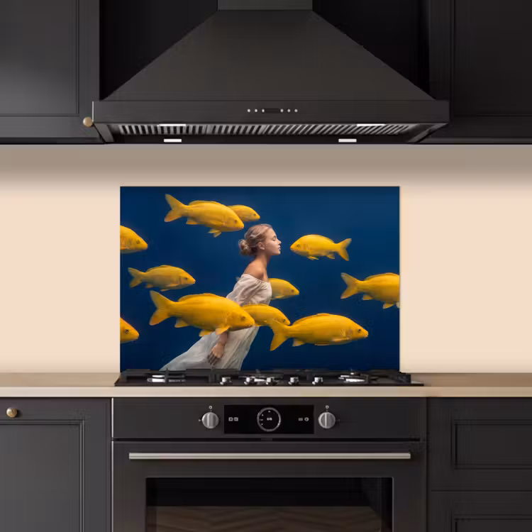 Vrouw - Vis - Water - Natuur - Geel keuken achterwand spatscherm klein -sfeer1