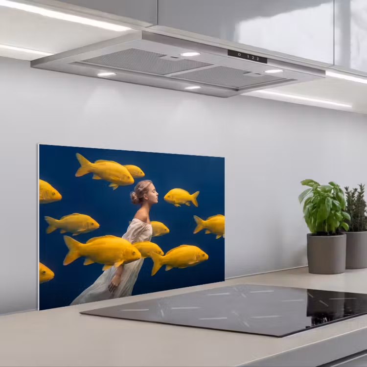 Vrouw - Vis - Water - Natuur - Geel keuken achterwand spatscherm klein -3d_schuin