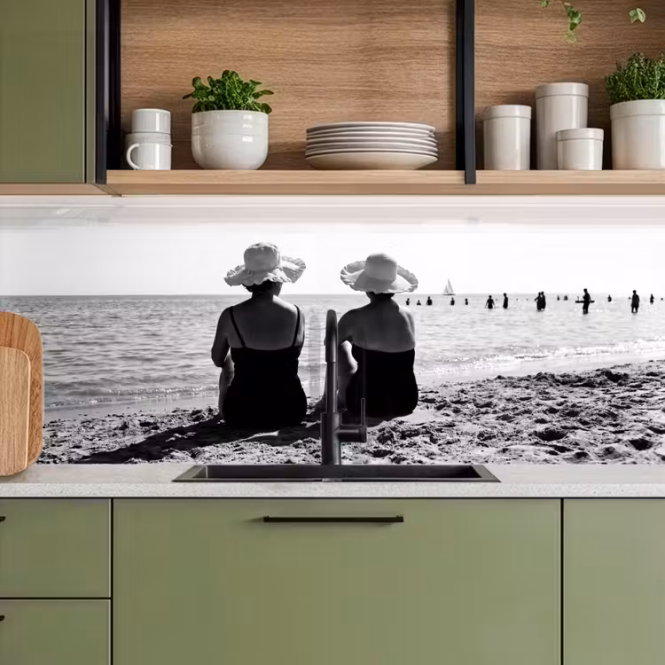 Vrouwen - Zonnehoed - Strand - Zwart - Wit keuken achterwand 2 middel -sfeer3