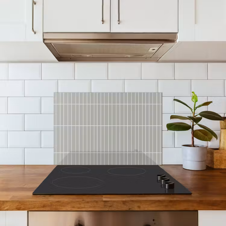Wandtegel - Verticaal - Lichtgrijs keuken achterwand spatscherm klein 900 -sfeer2
