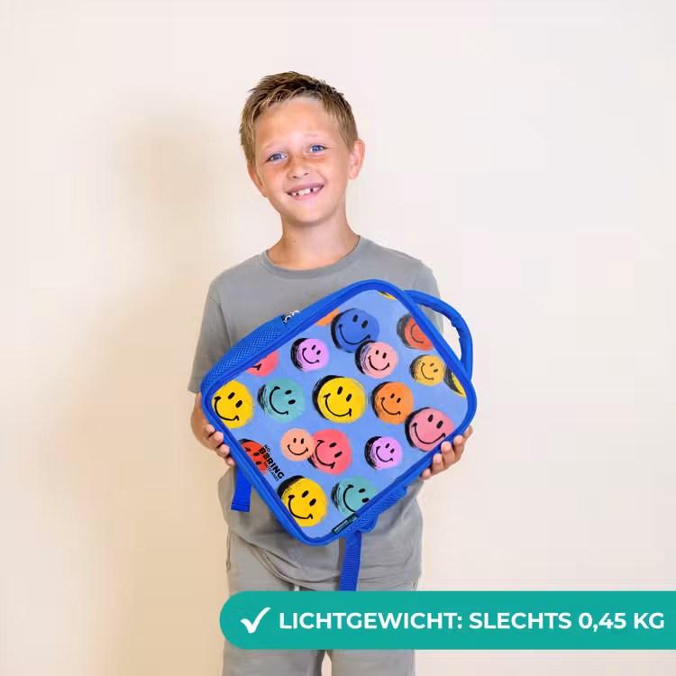 Een speels en kunstzinnig patroon van kleurrijke smileys Kinderrugzak - Blauw middel -sfeer1_NL