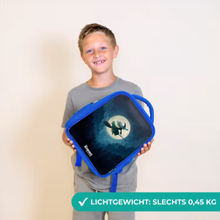 Heks in Maanlichtvlucht Kinderrugzak - Blauw middel -sfeer1_NL