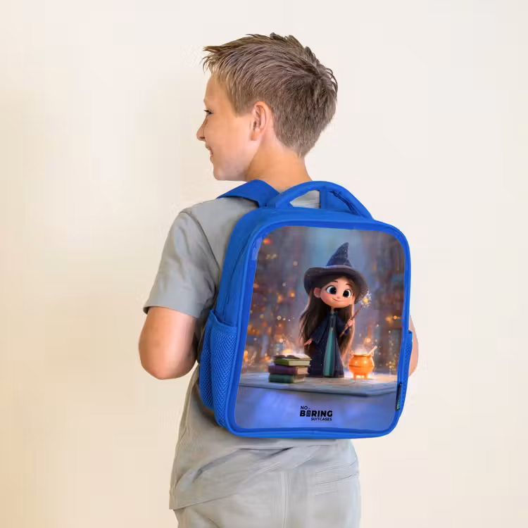 Kleine tovernares in bibliotheek Kinderrugzak - Blauw middel -sfeer2