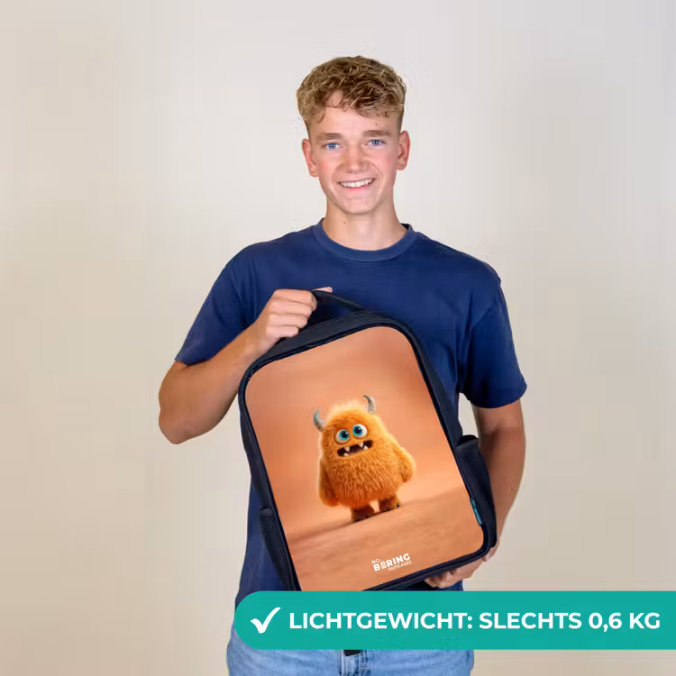 Oranje Pluizig Monster met Hoorns Rugzak - Zwart middel -sfeer7_NL