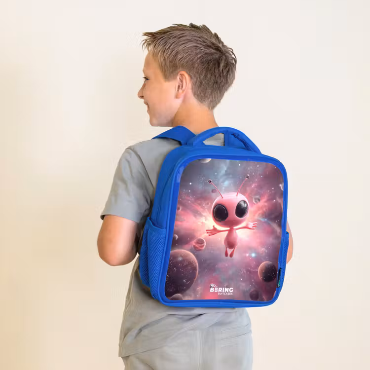 Roze Alien in Sterrennevel Kinderrugzak - Blauw middel -sfeer2