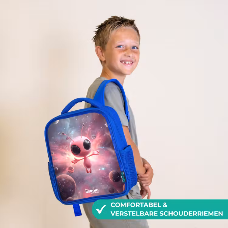 Roze Alien in Sterrennevel Kinderrugzak - Blauw middel -sfeer3_NL