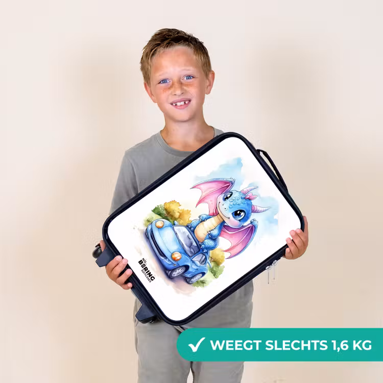 Baby draak op blauwe auto in bosrijk landschap Kinderkoffer - Zwart klein -sfeer4_NL