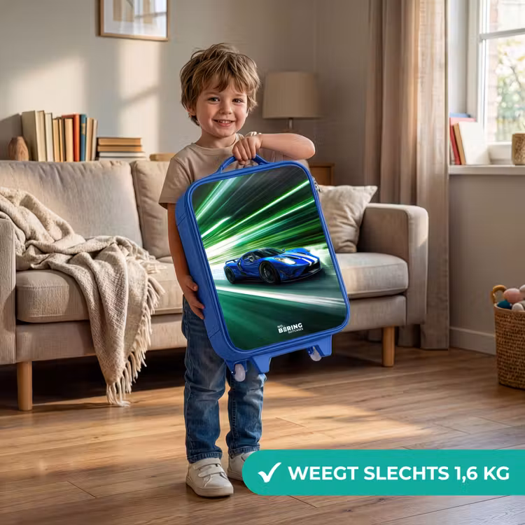 Blauwe raceauto met strepen in groene tunnel Kinderkoffer - Blauw klein -sfeer2_NL