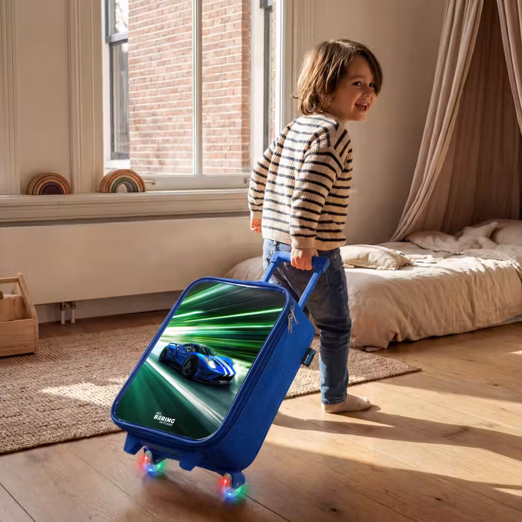 Blauwe raceauto met strepen in groene tunnel Kinderkoffer - Blauw klein -sfeer1