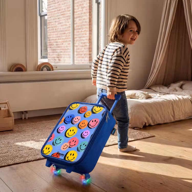Een speels en kunstzinnig patroon van kleurrijke smileys Kinderkoffer - Blauw klein -sfeer1