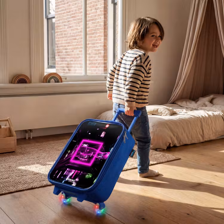 Felroze vierkant boven een natte straat Kinderkoffer - Blauw klein -sfeer1