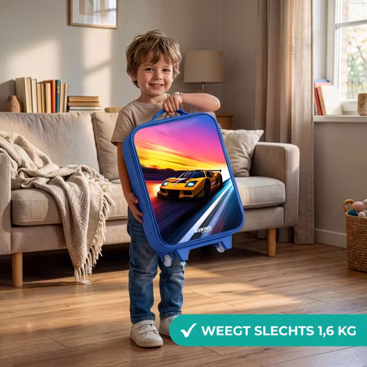 Gele raceauto bij kleurrijke zonsondergang Kinderkoffer - Blauw klein -sfeer2_NL