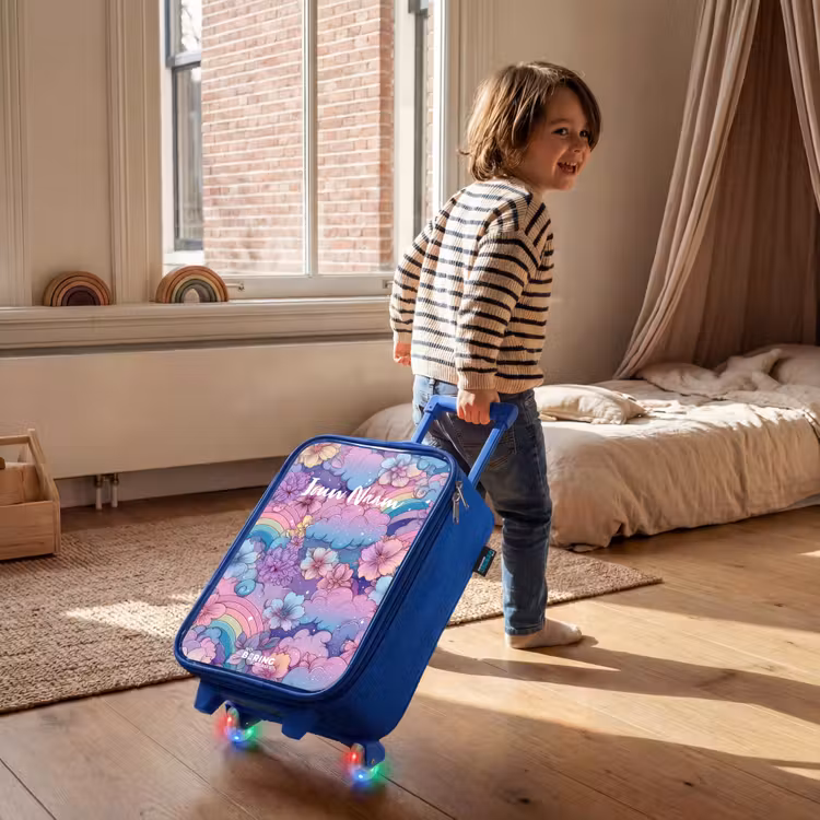 Illustratie van wolken, regenbogen en bloemen Kinderkoffer - Blauw klein -sfeer1