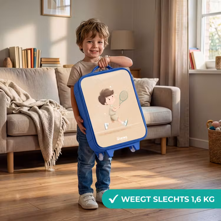 Jongen speelt tennis op zandkleurige achtergrond Kinderkoffer - Blauw klein -sfeer2_NL