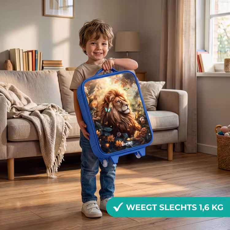 Leeuw met vlinders in bloemrijke jungle Kinderkoffer - Blauw klein -sfeer2_NL