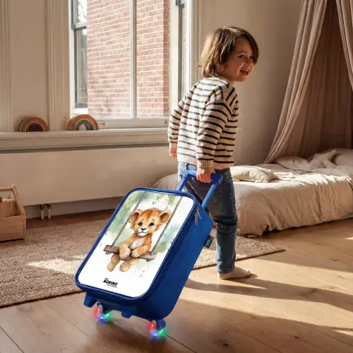 Leeuwenwelpje met schommel illustratie Kinderkoffer - Blauw klein -sfeer1
