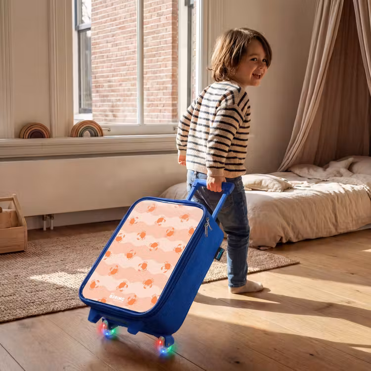 Oranje krabben op golvende achtergrond Kinderkoffer - Blauw klein -sfeer1