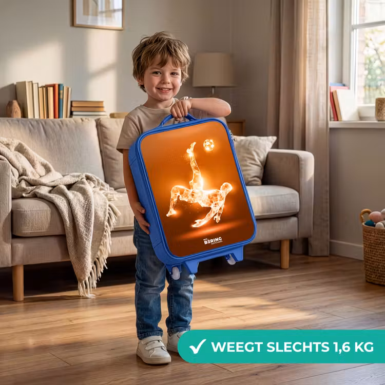 Oranje lichtvoetballer in zweefmoment Kinderkoffer - Blauw klein -sfeer2_NL