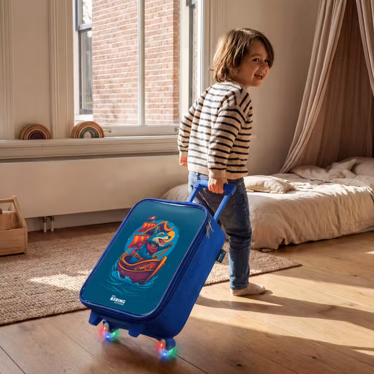 Piraten wasbeer op een boot Kinderkoffer - Blauw klein -sfeer1