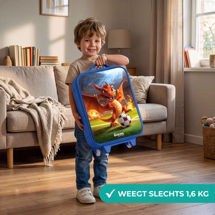 Rode draak voetbalt in zonnig stadion Kinderkoffer - Blauw klein -sfeer2_NL
