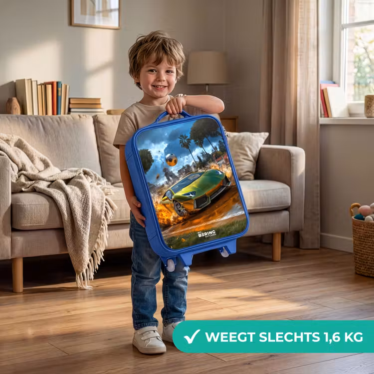 Sportauto knalt door voetbalveld met bal Kinderkoffer - Blauw klein -sfeer2_NL