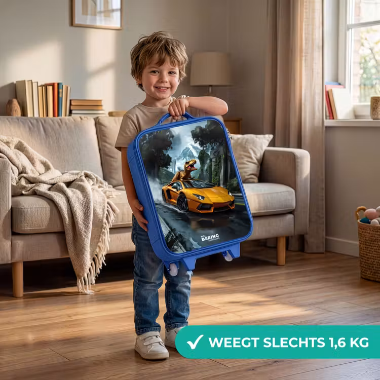 T-Rex op oranje sportauto in regenachtig woud Kinderkoffer - Blauw klein -sfeer2_NL