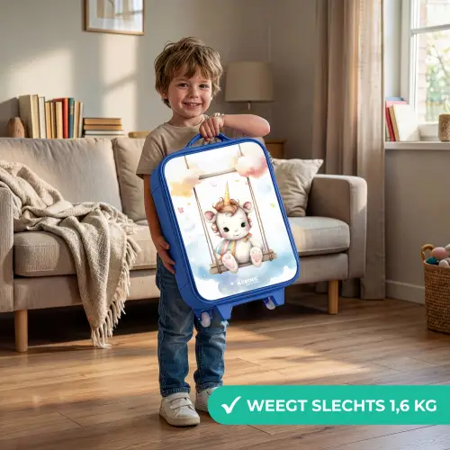 Witte baby eenhoorn op een schommel in de wolken Kinderkoffer - Blauw klein -sfeer2_NL