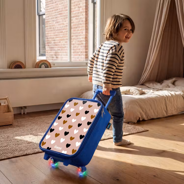 Zwart, wit en bruin hartjespatroon op oudroze achtergrond Kinderkoffer - Blauw klein -sfeer1