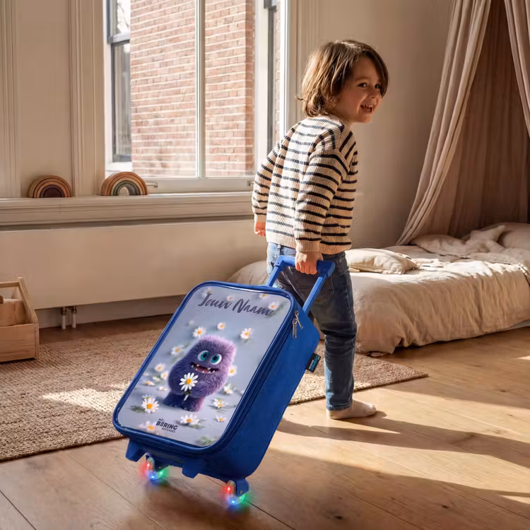 Paars Pluizig Vriendje met Madelief Kinderkoffer - Blauw klein -sfeer1