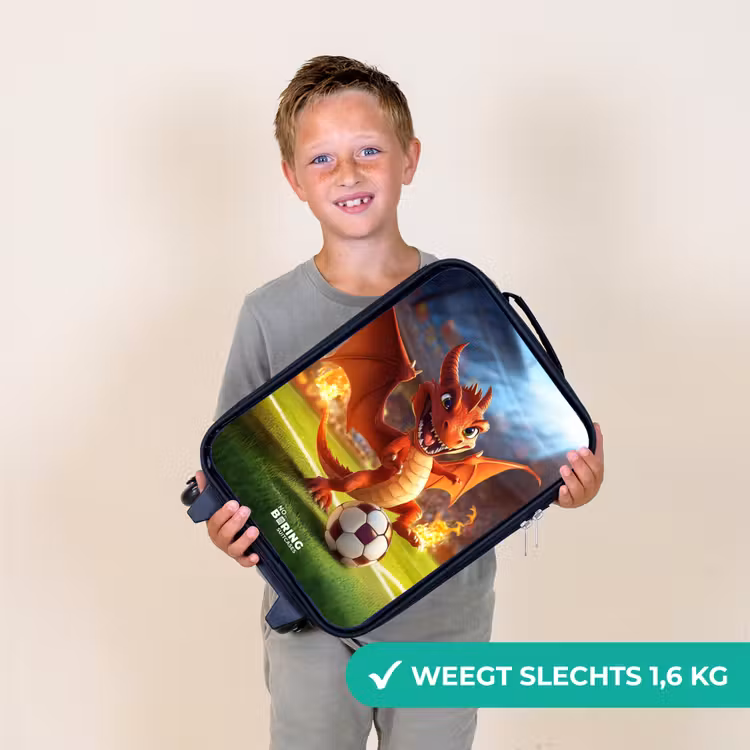Rode draak voetbalt in zonnig stadion Kinderkoffer - Zwart klein -sfeer4_NL