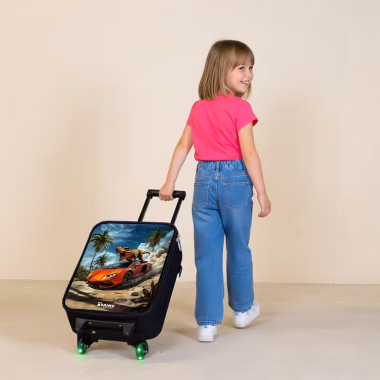 Rode sportauto met dino raast door tropisch strand Kinderkoffer - Zwart klein -sfeer1