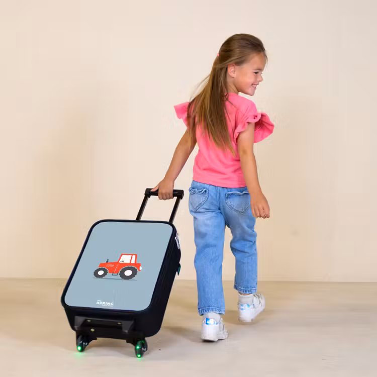 Rode trekker blauwe achtergrond Kinderkoffer - Zwart klein -sfeer1