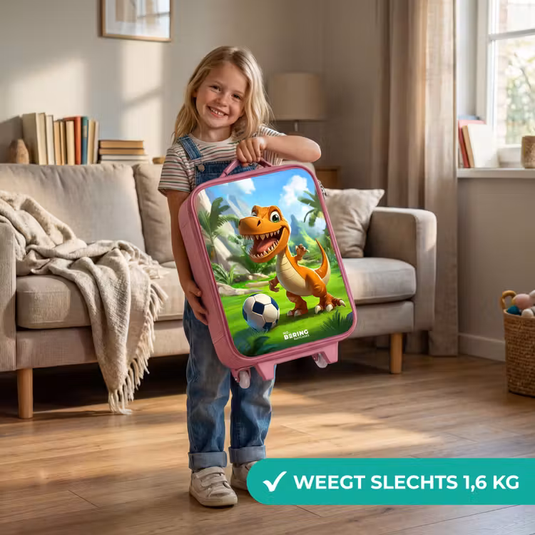 Dino met een voetbal in groen landschap Kinderkoffer - Roze klein -sfeer2_NL