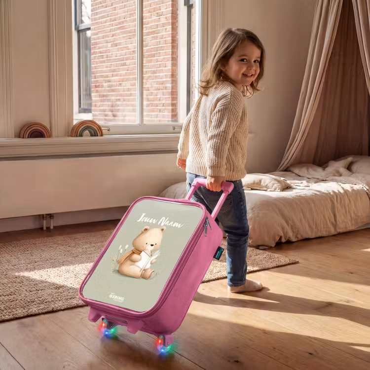 Een bruine beer met een boek - Groen Kinderkoffer - Roze klein -sfeer1